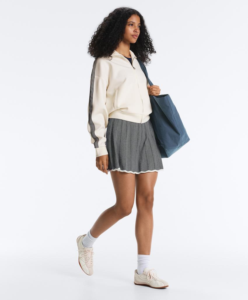 Вязаная плиссированная юбка в елочку