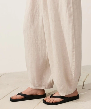 Брюки-бананы со складками из 100%-го льна- Заказать в России