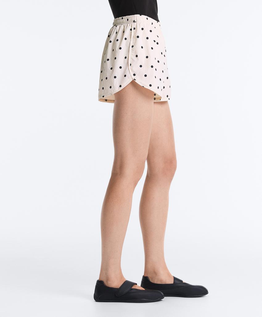 Высокотехнологичные шорты в горошек