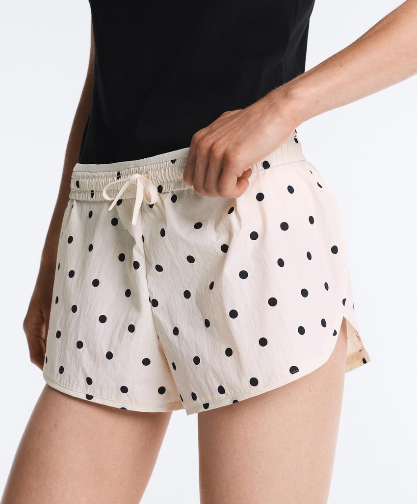 Высокотехнологичные шорты в горошек