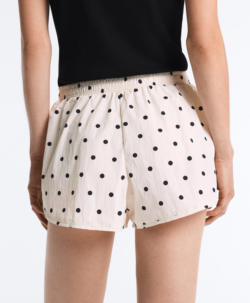 Высокотехнологичные шорты в горошек