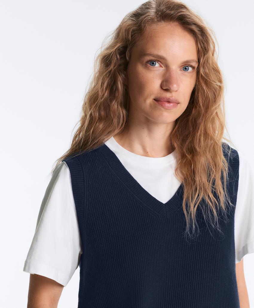 Вязаный жилет с V-образным вырезом