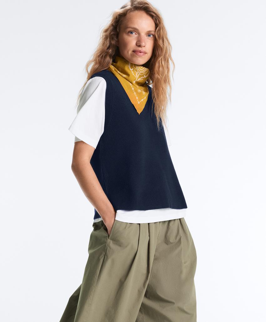 Вязаный жилет с V-образным вырезом