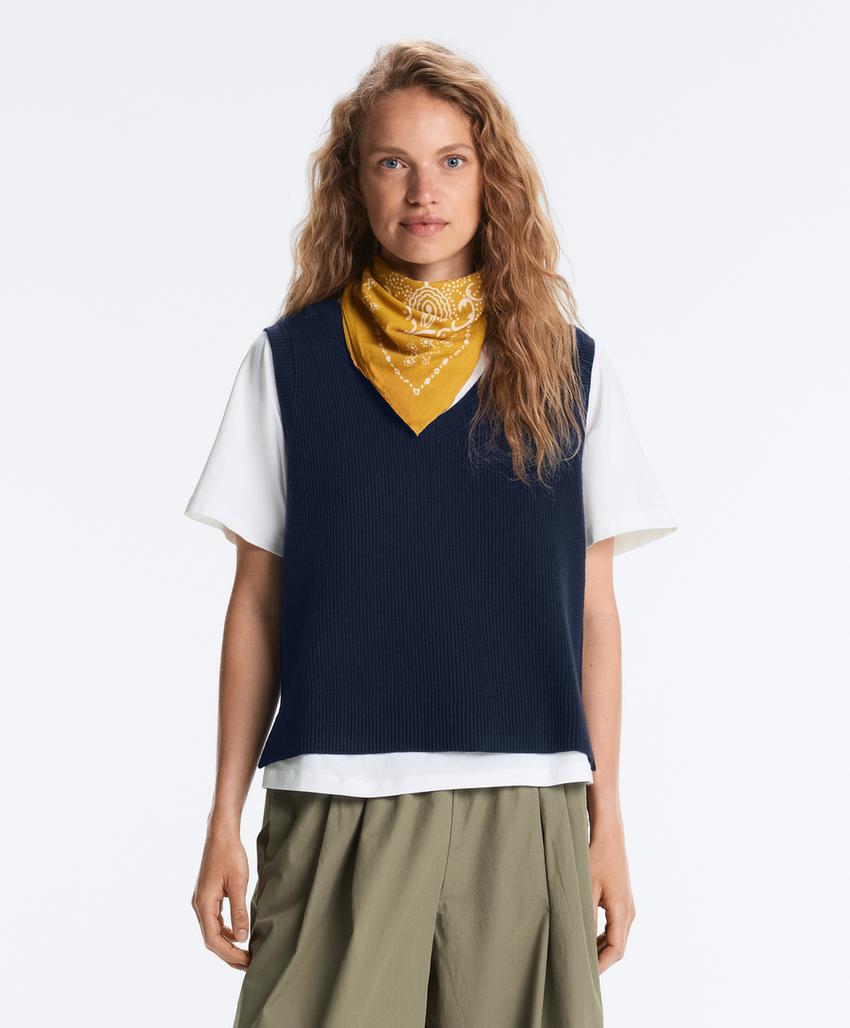 Вязаный жилет с V-образным вырезом