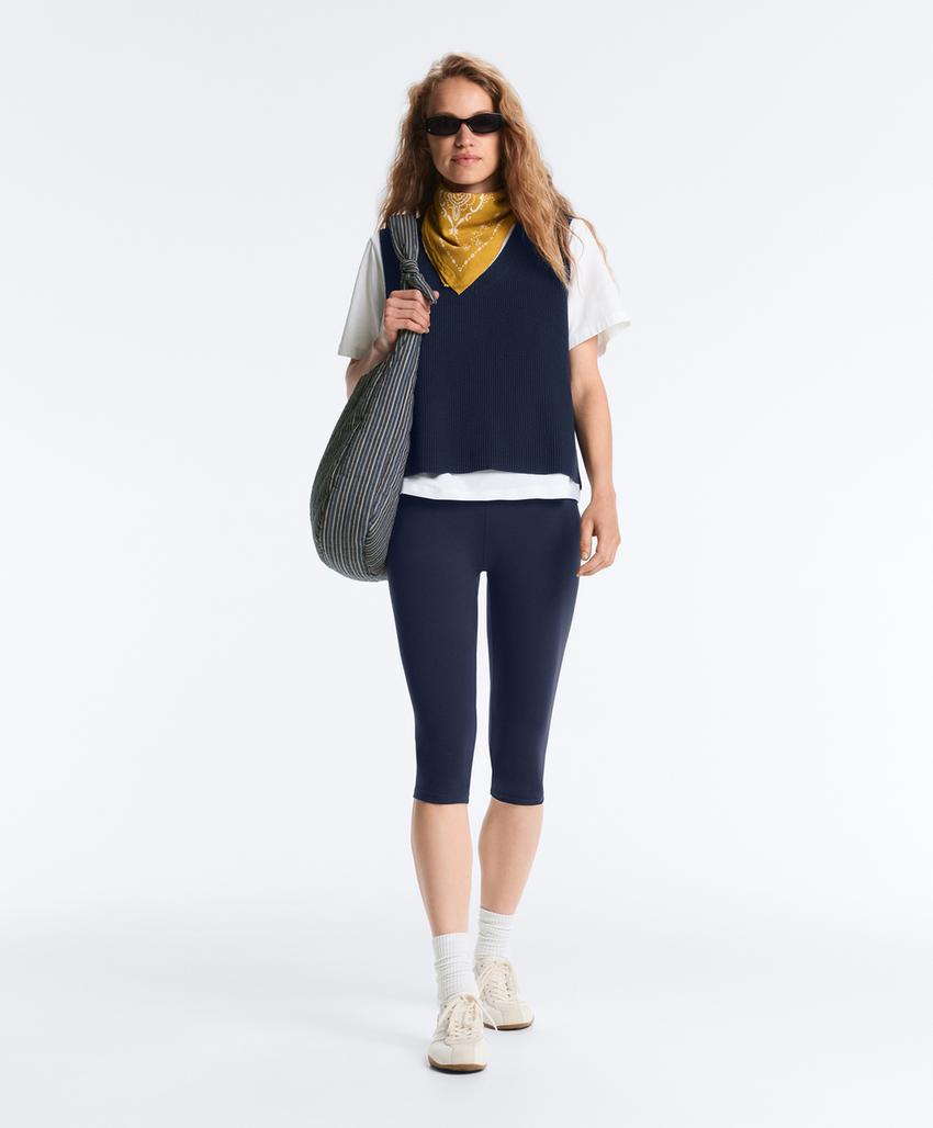 Вязаный жилет с V-образным вырезом