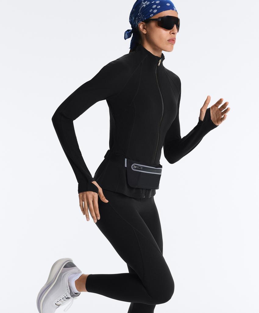 Легкая и теплая высокотехнологичная куртка с отстрочкой