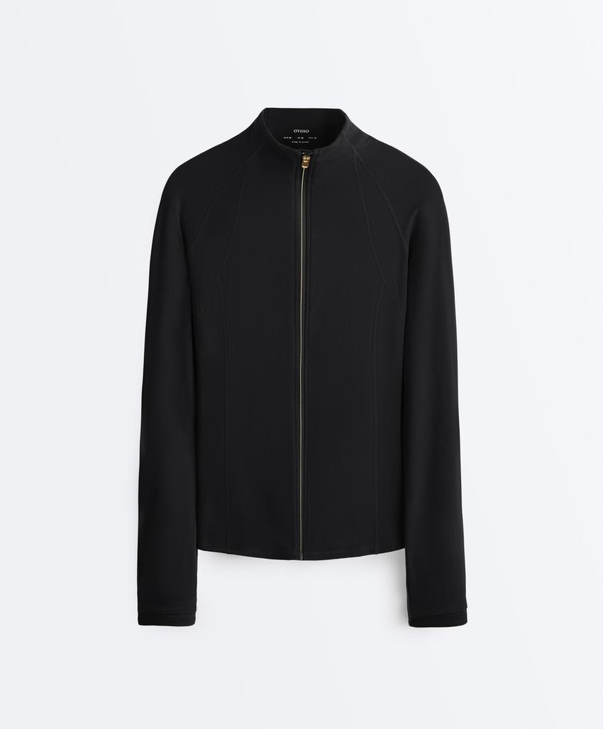 Легкая и теплая высокотехнологичная куртка с отстрочкой