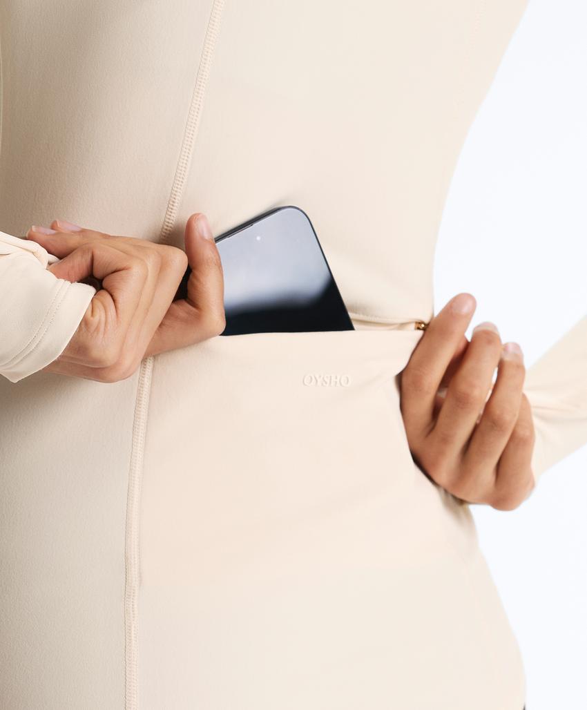 Легкая и теплая высокотехнологичная куртка с отстрочкой