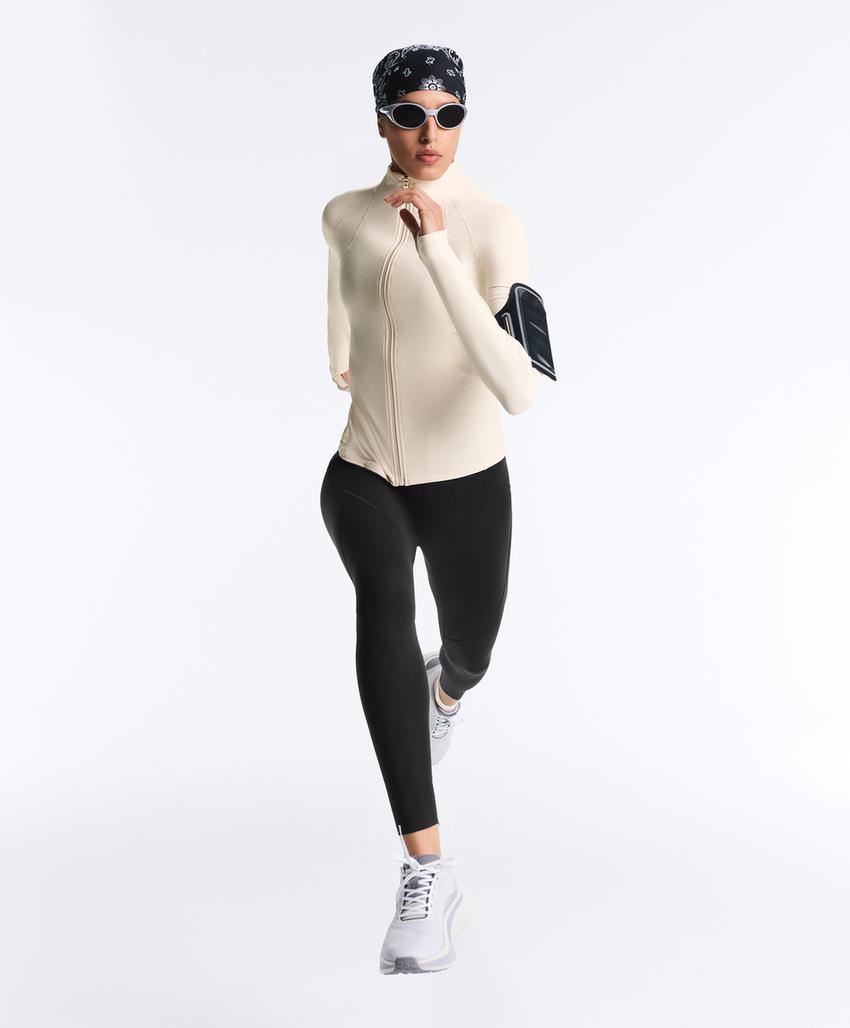 Легкая и теплая высокотехнологичная куртка с отстрочкой