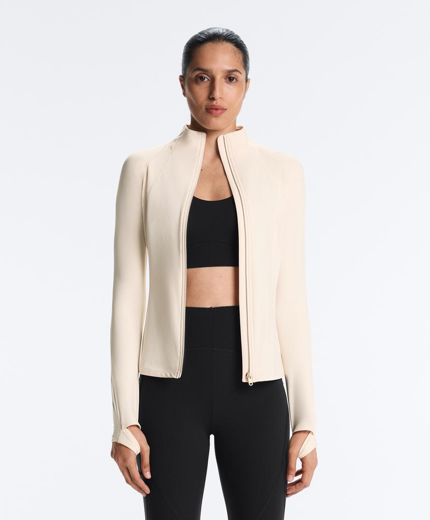 Легкая и теплая высокотехнологичная куртка с отстрочкой