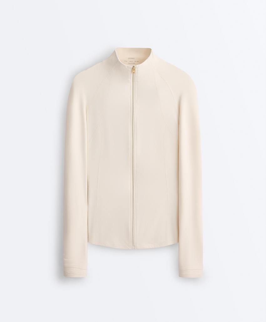 Легкая и теплая высокотехнологичная куртка с отстрочкой