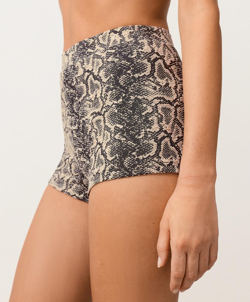 Шорты-бикини с принтом под змеиную кожу