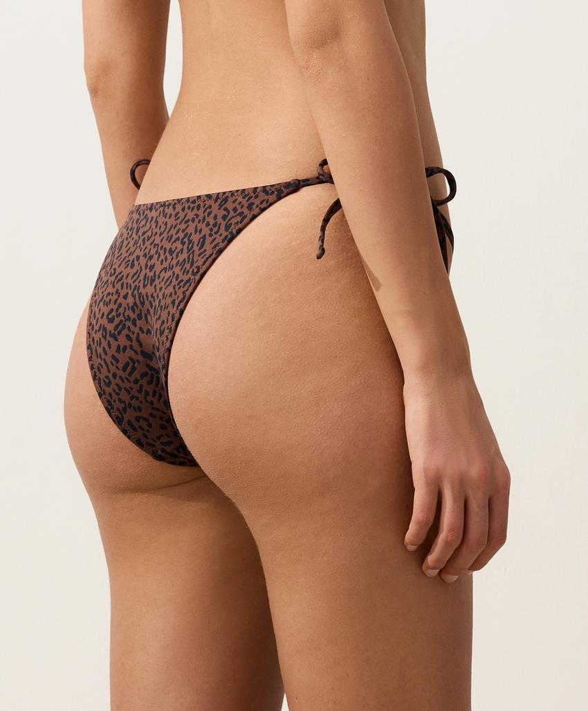 Полуоткрытые плавки бикини с леопардовым принтом