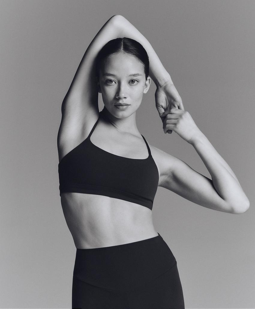 Спортивный топ с перекрещивающимися лямками comfortlux с легкой поддержкой