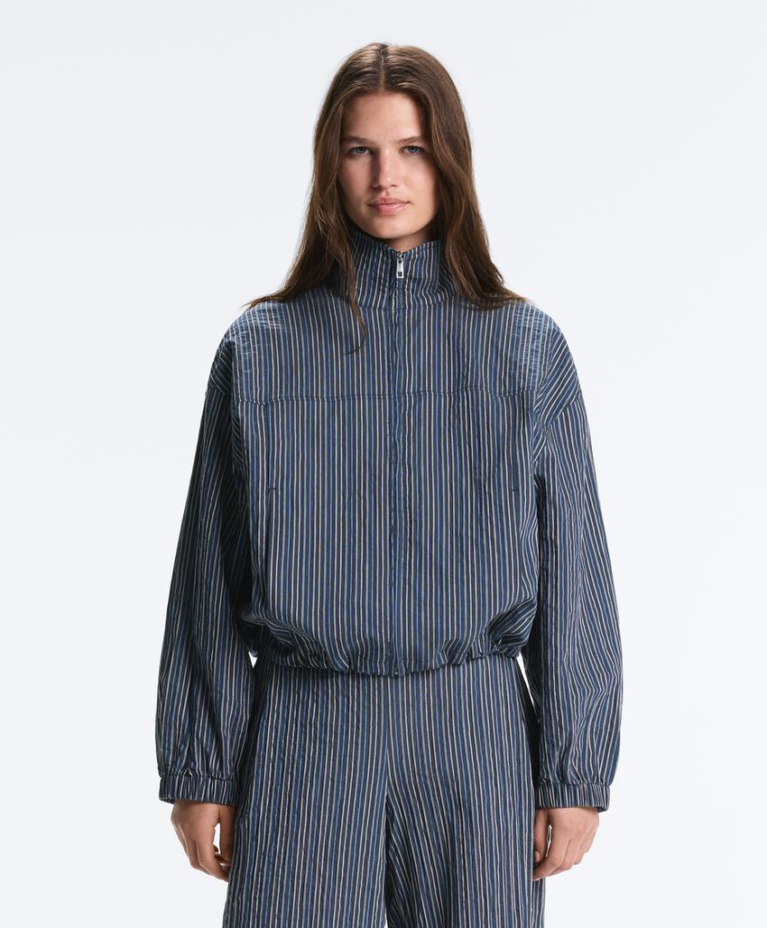 Куртка-бомбер с принтом в полоску