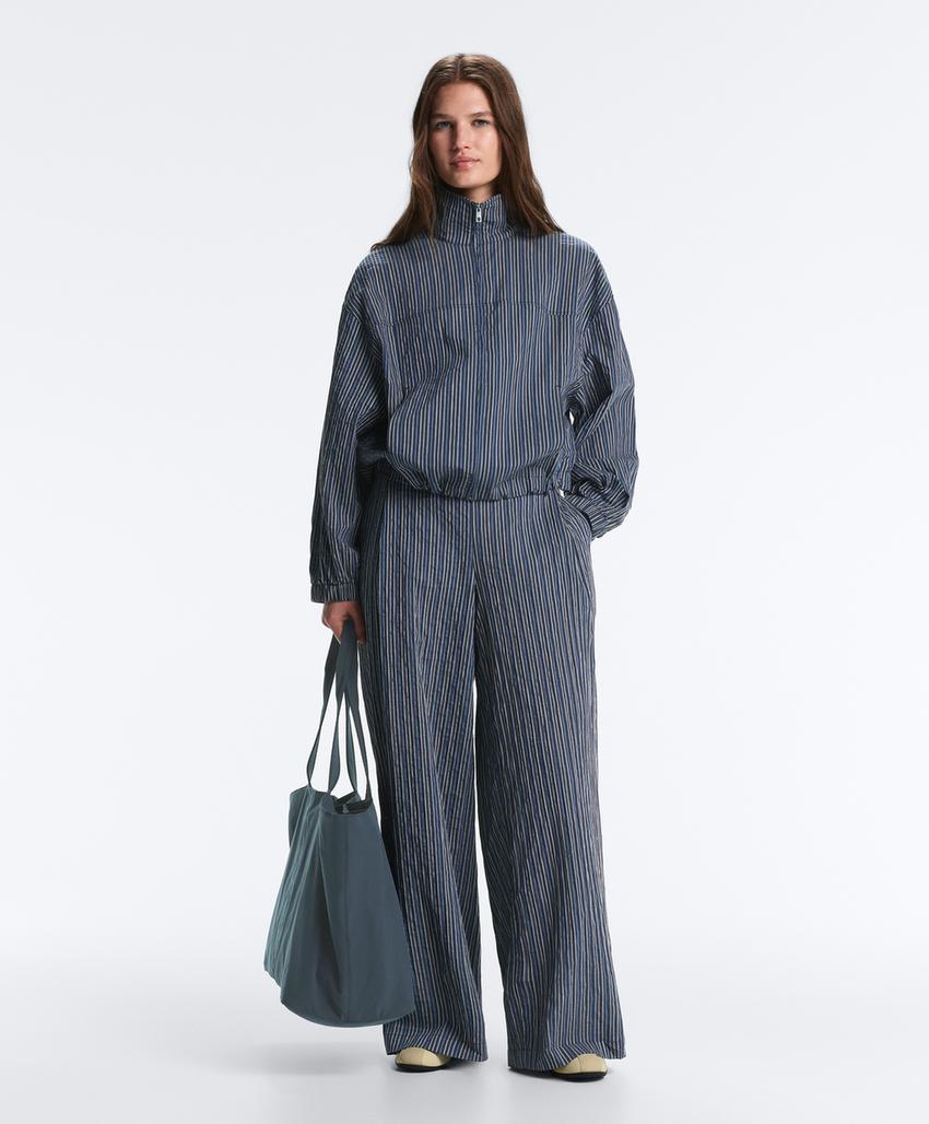 Куртка-бомбер с принтом в полоску