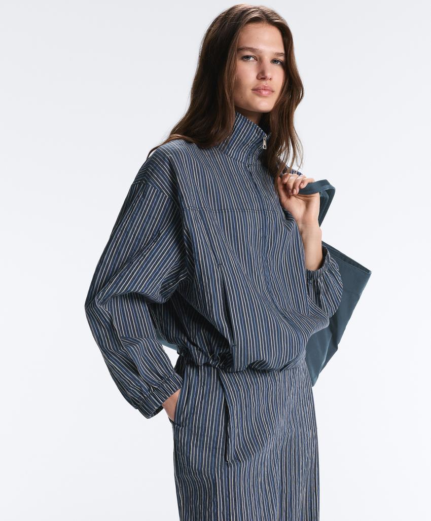 Куртка-бомбер с принтом в полоску