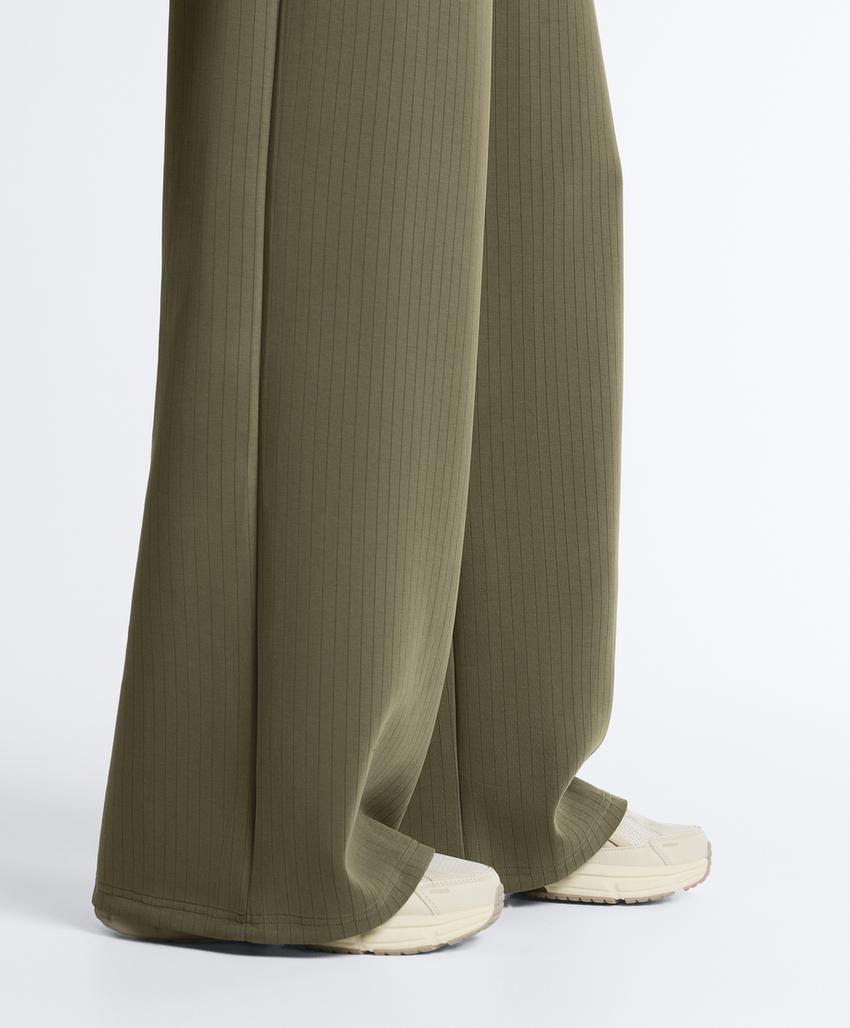 Прямые брюки в полоску из модала с мягкой на ощупь тканью