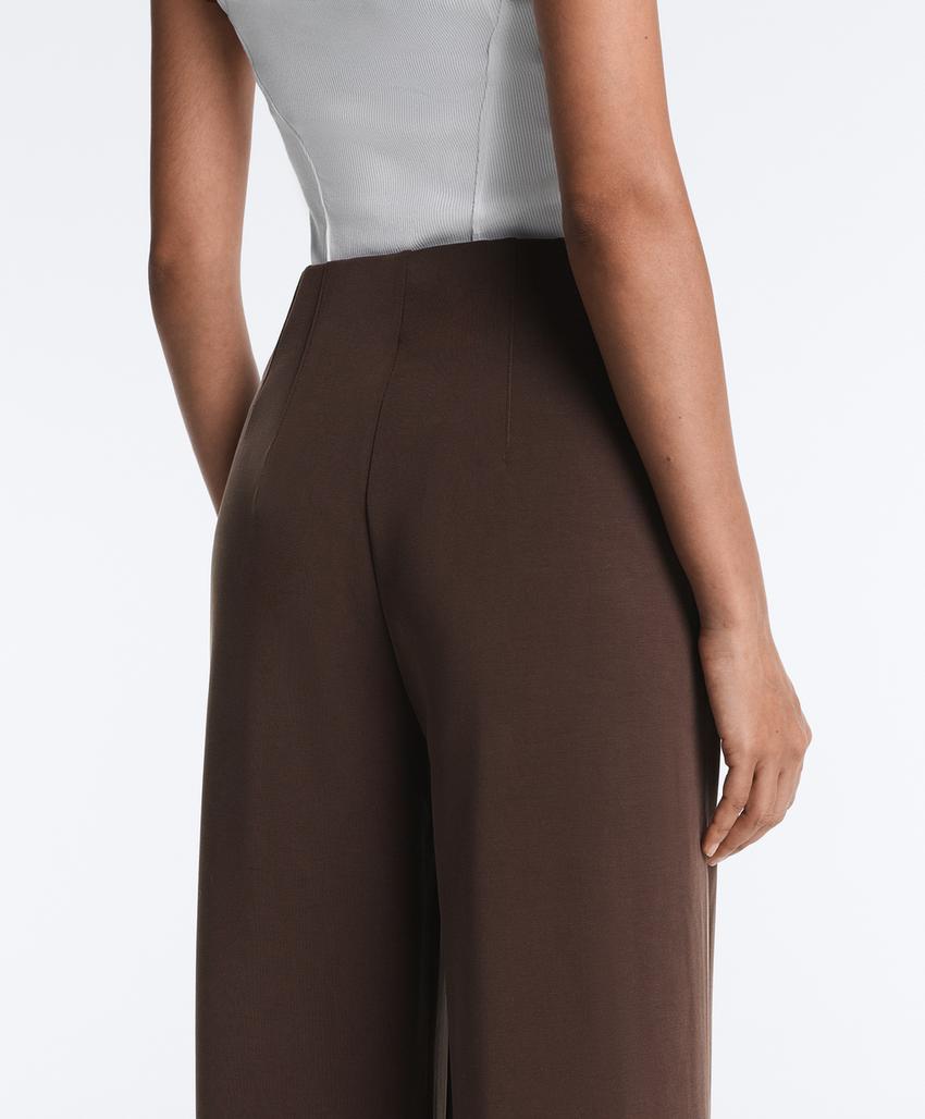 Прямые брюки с рельефным швом из модала с мягкой отделкой