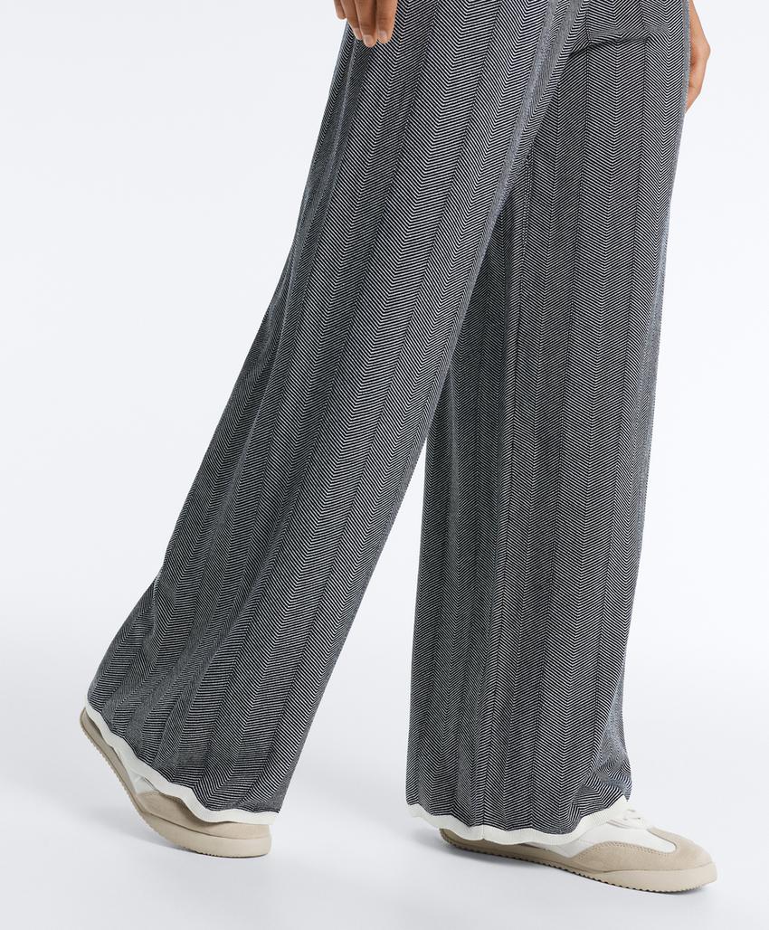 Прямые вязаные брюки в елочку