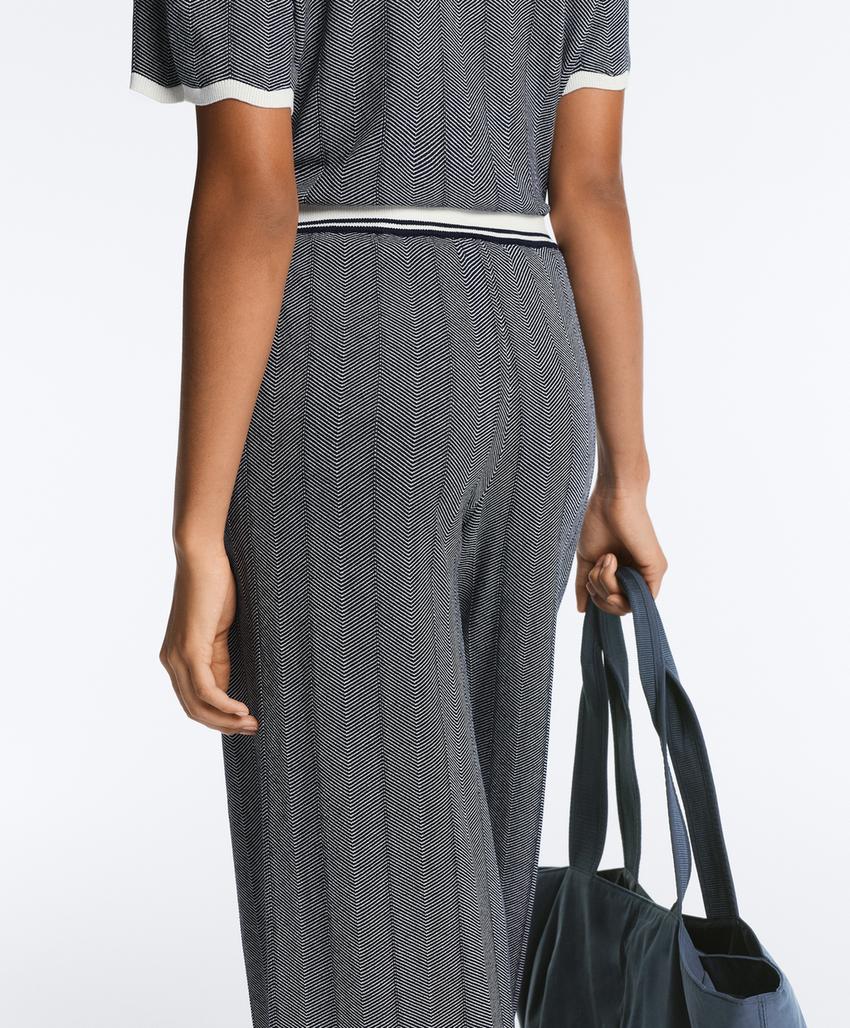 Прямые вязаные брюки в елочку