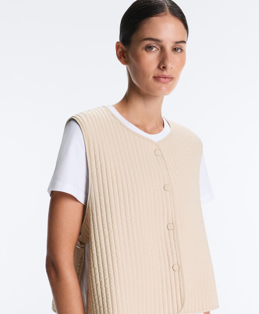 Тонкий стеганый нейлоновый жилет