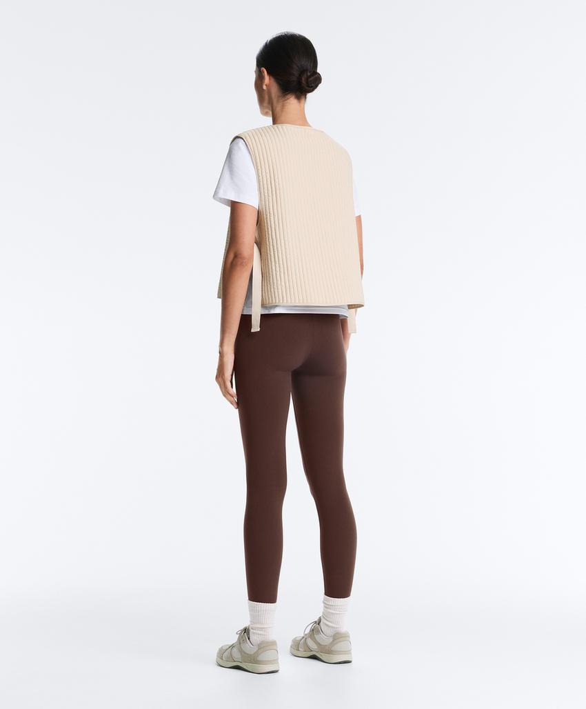 Тонкий стеганый нейлоновый жилет