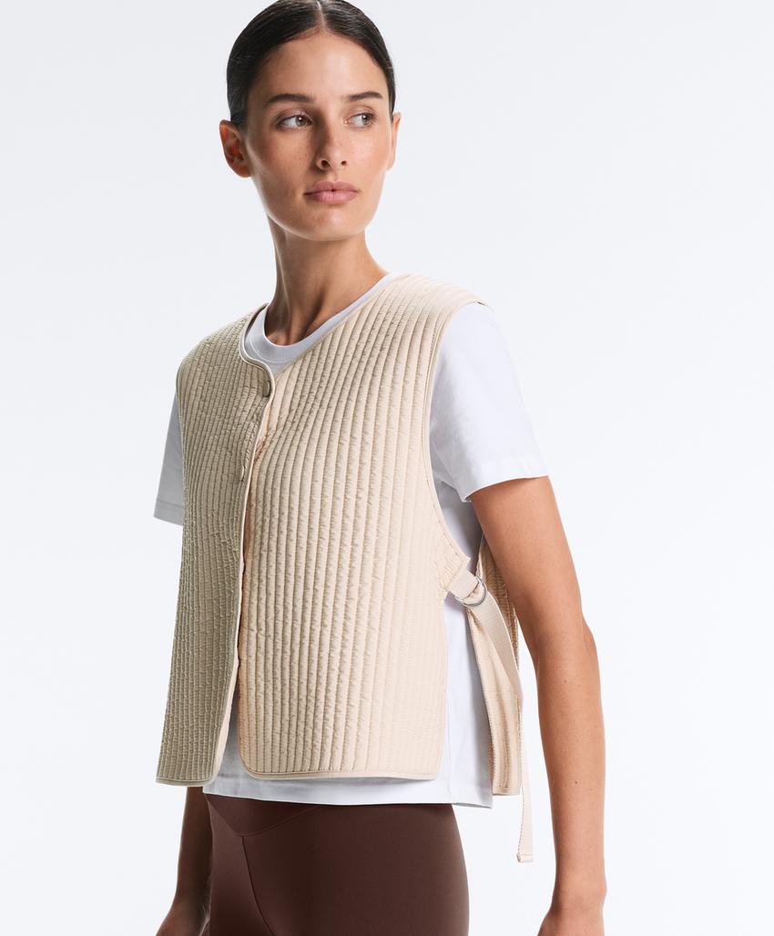 Тонкий стеганый нейлоновый жилет