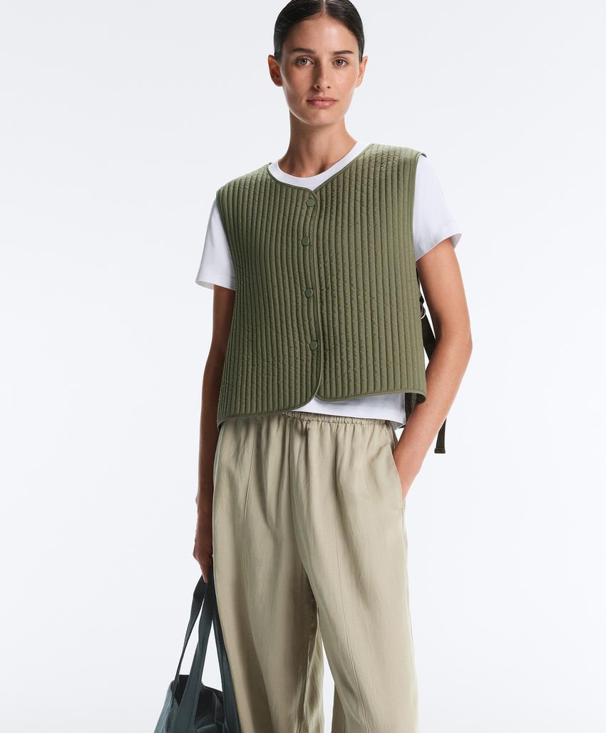 Тонкий стеганый нейлоновый жилет