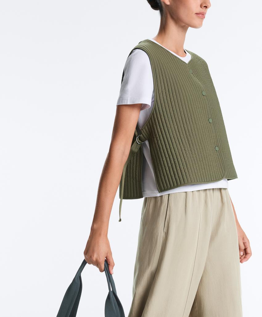 Тонкий стеганый нейлоновый жилет