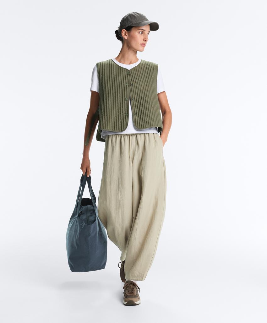 Тонкий стеганый нейлоновый жилет