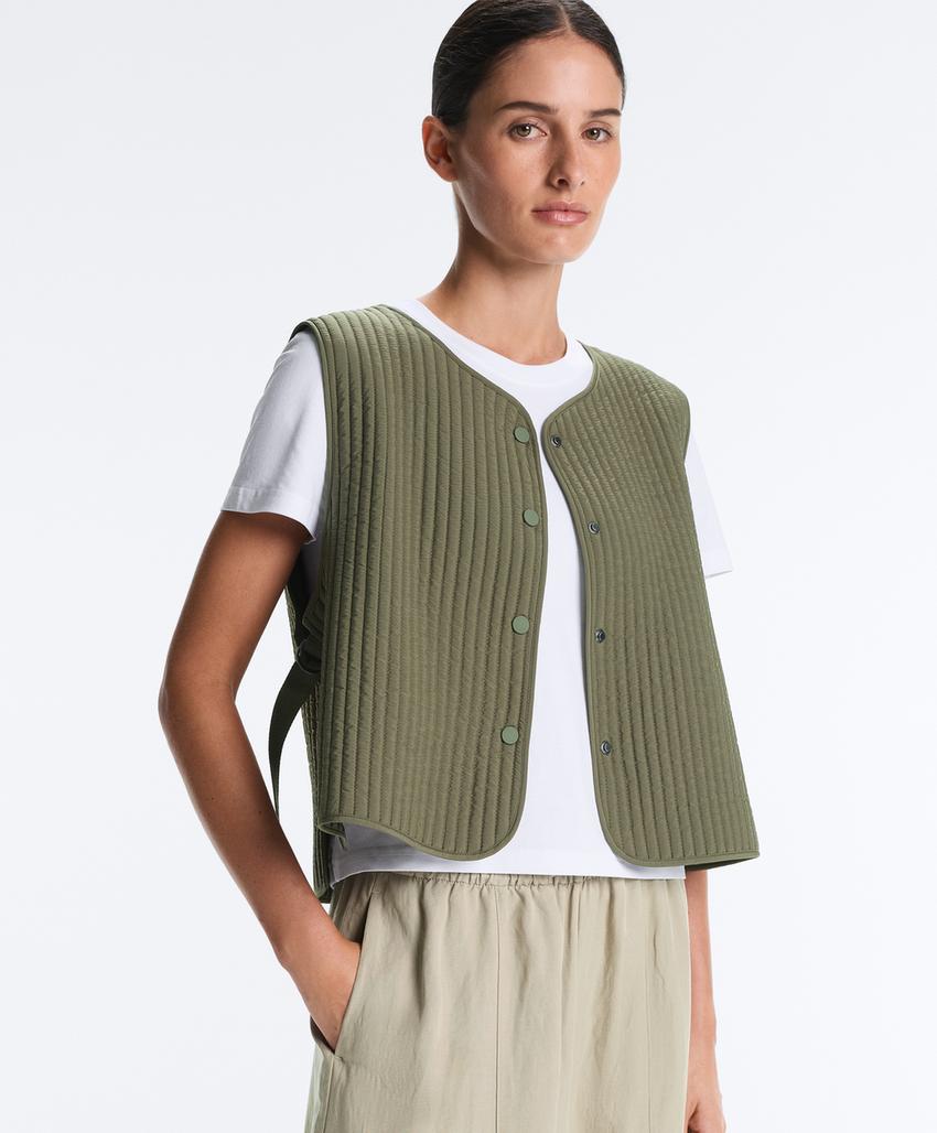 Тонкий стеганый нейлоновый жилет