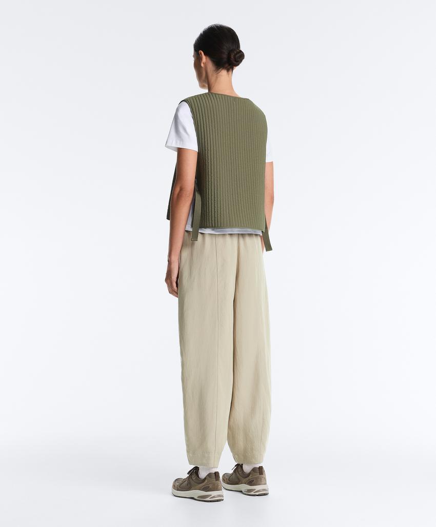 Тонкий стеганый нейлоновый жилет