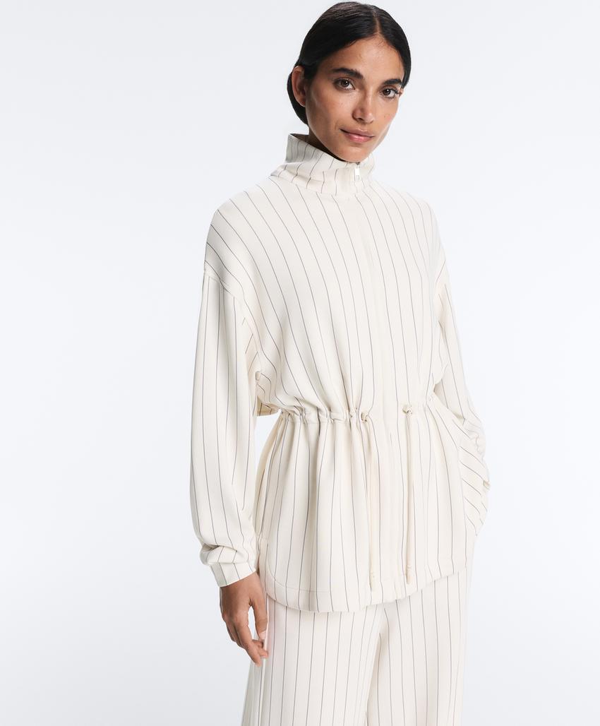 Длинная куртка в полоску с воротником-стойкой и модалом