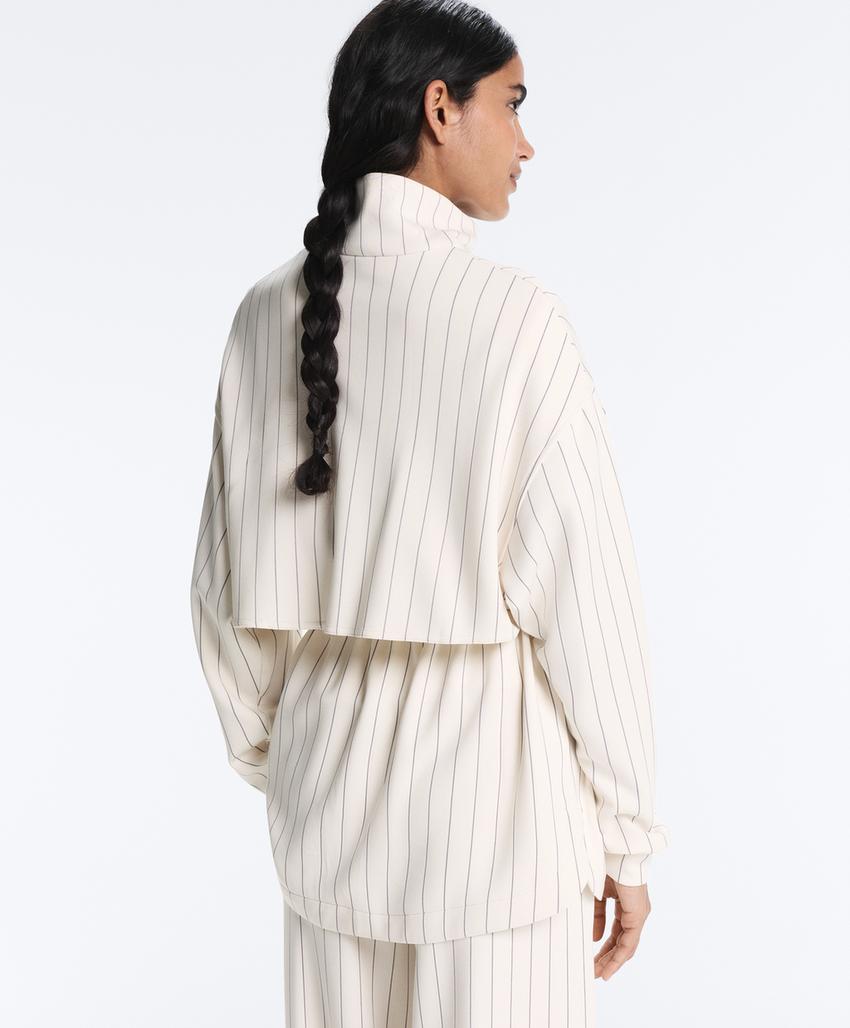 Длинная куртка в полоску с воротником-стойкой и модалом