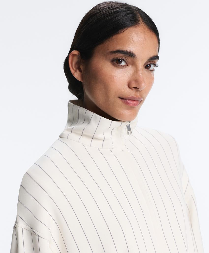 Длинная куртка в полоску с воротником-стойкой и модалом