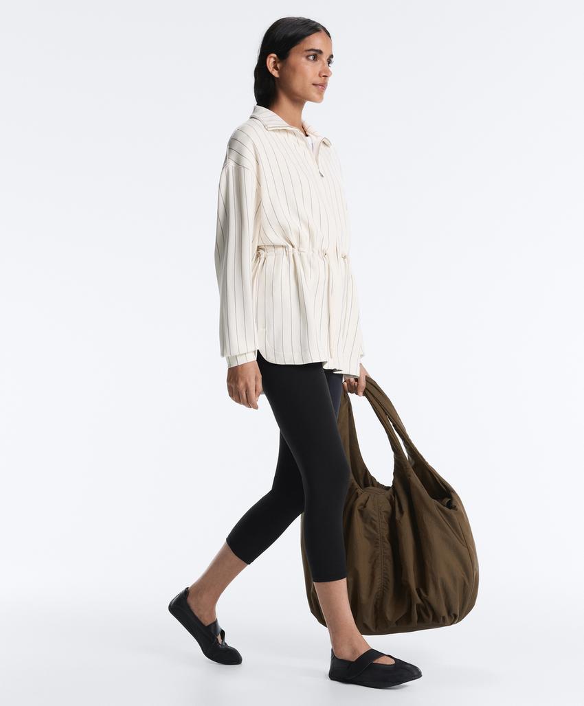 Длинная куртка в полоску с воротником-стойкой и модалом