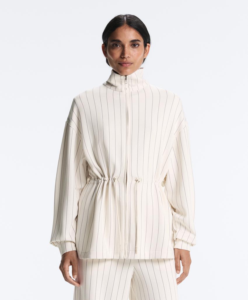 Длинная куртка в полоску с воротником-стойкой и модалом