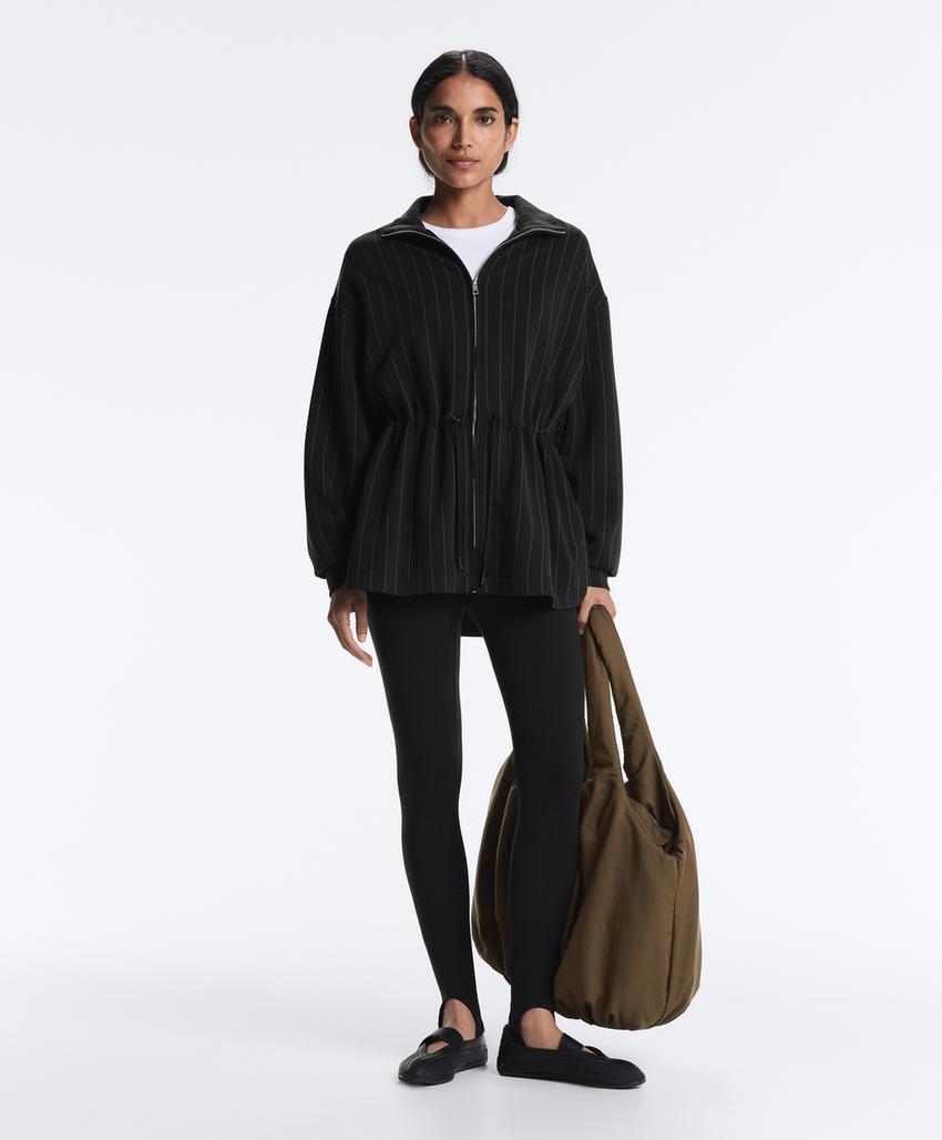 Длинная куртка в полоску с воротником-стойкой и модалом