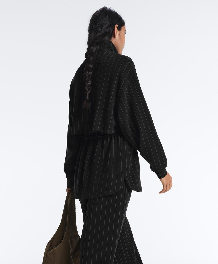 Длинная куртка в полоску с воротником-стойкой и модалом