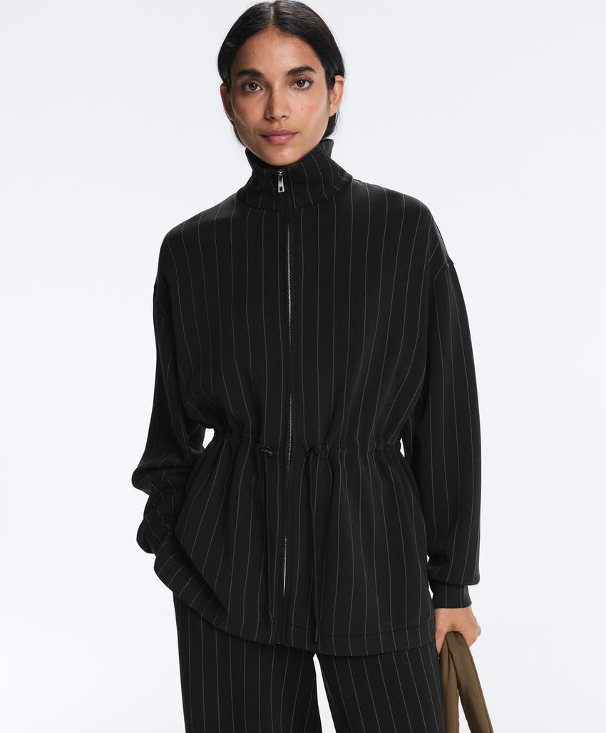 Длинная куртка в полоску с воротником-стойкой и модалом