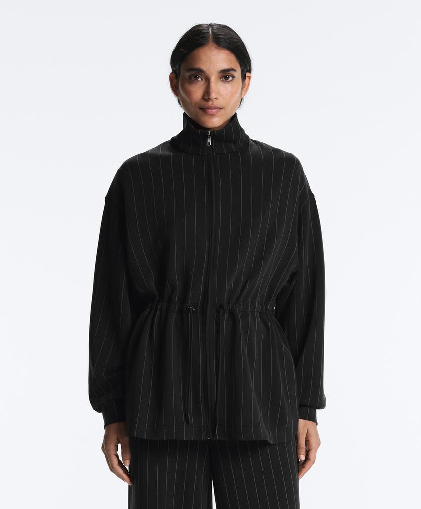 Длинная куртка в полоску с воротником-стойкой и модалом