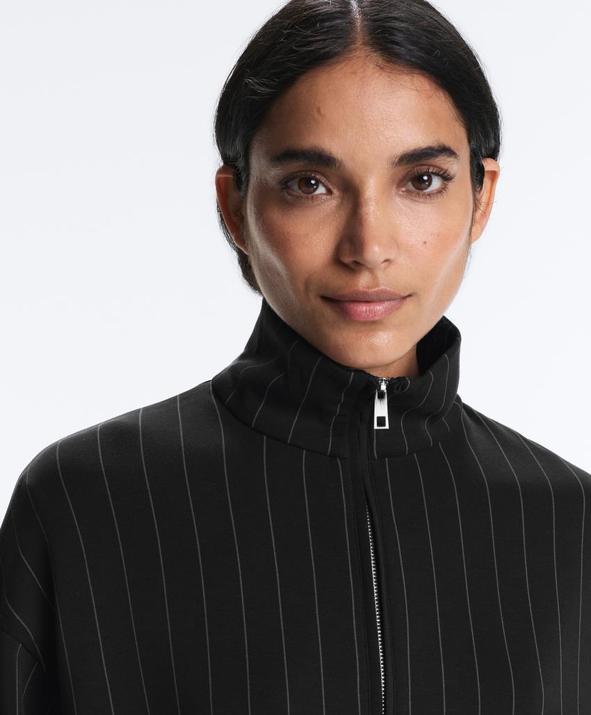 Длинная куртка в полоску с воротником-стойкой и модалом