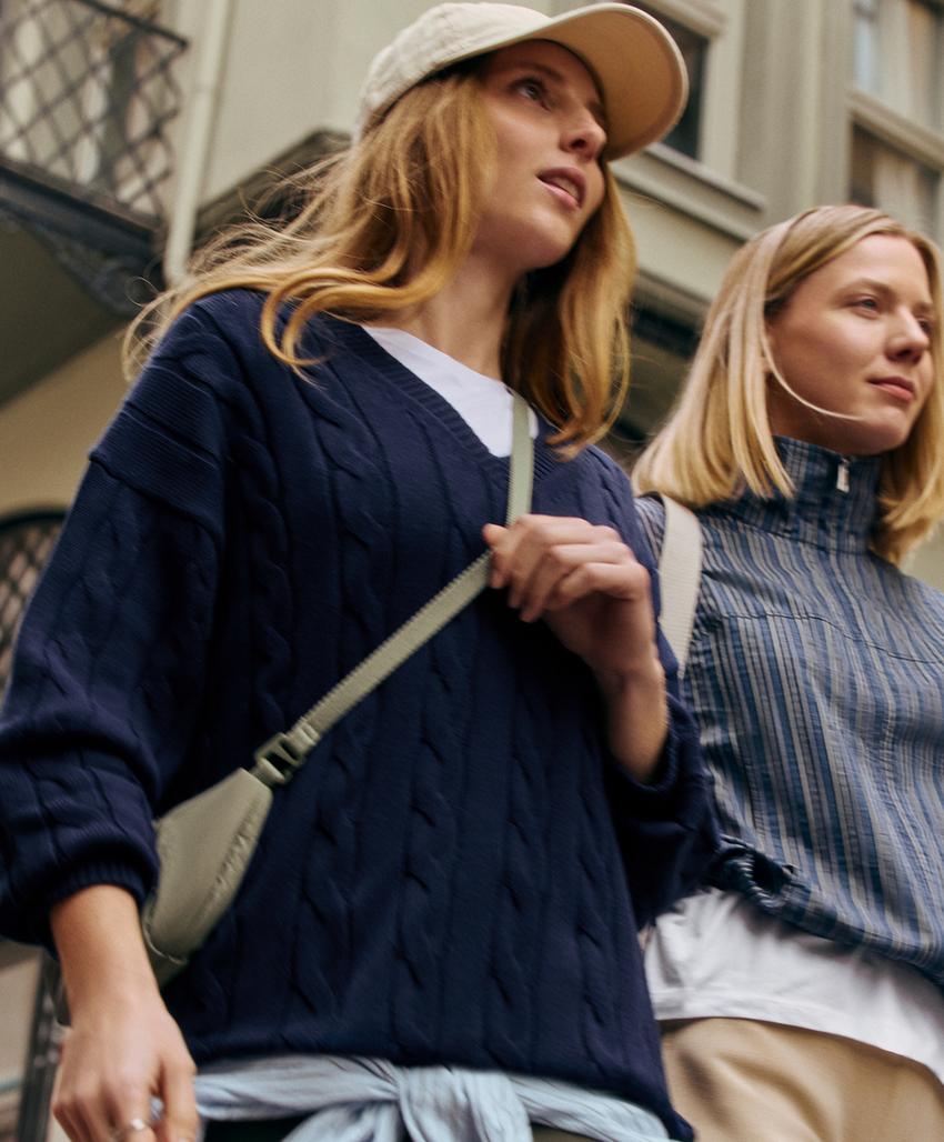 Свитер с V-образным вырезом и узором «косы» из 100% хлопка