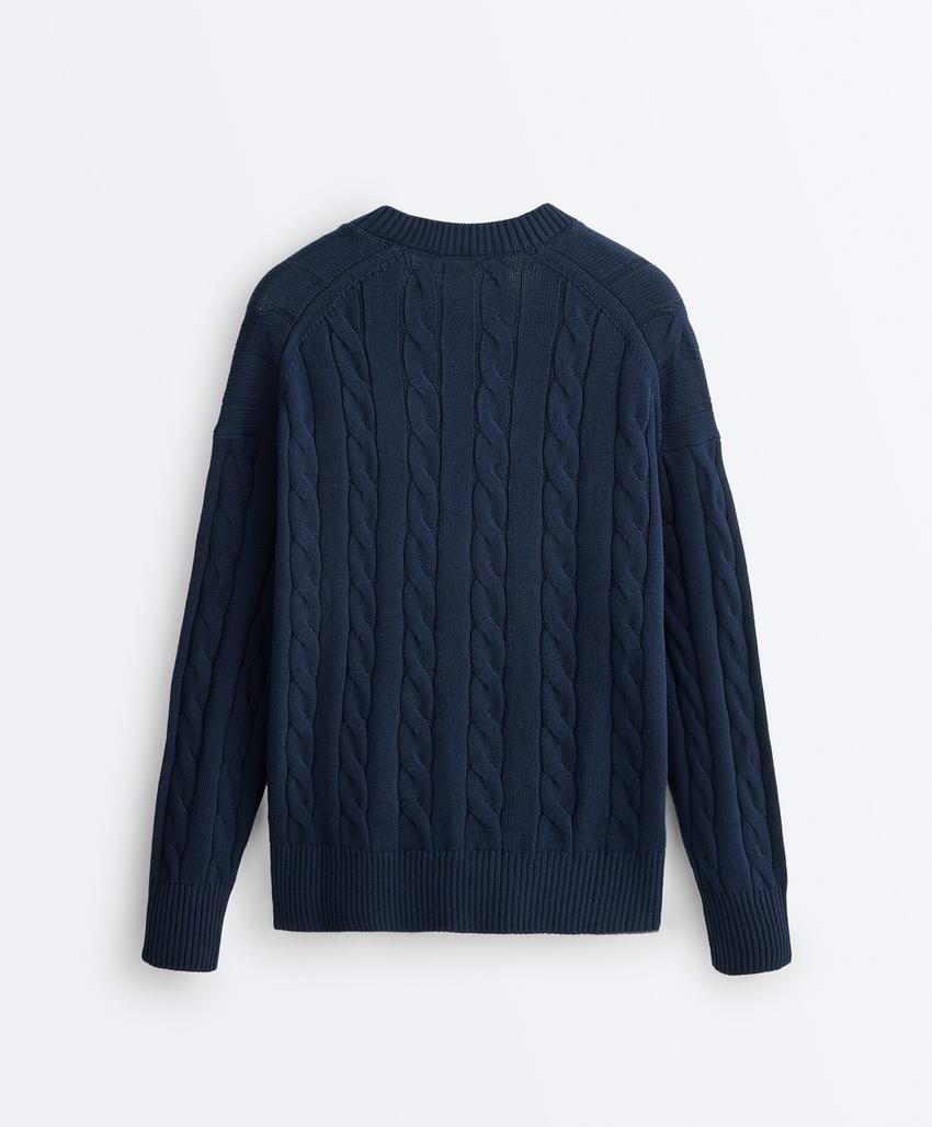 Свитер с V-образным вырезом и узором «косы» из 100% хлопка