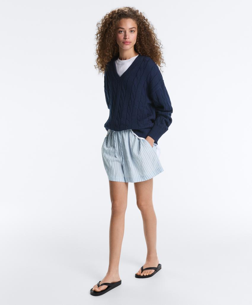 Свитер с V-образным вырезом и узором «косы» из 100% хлопка