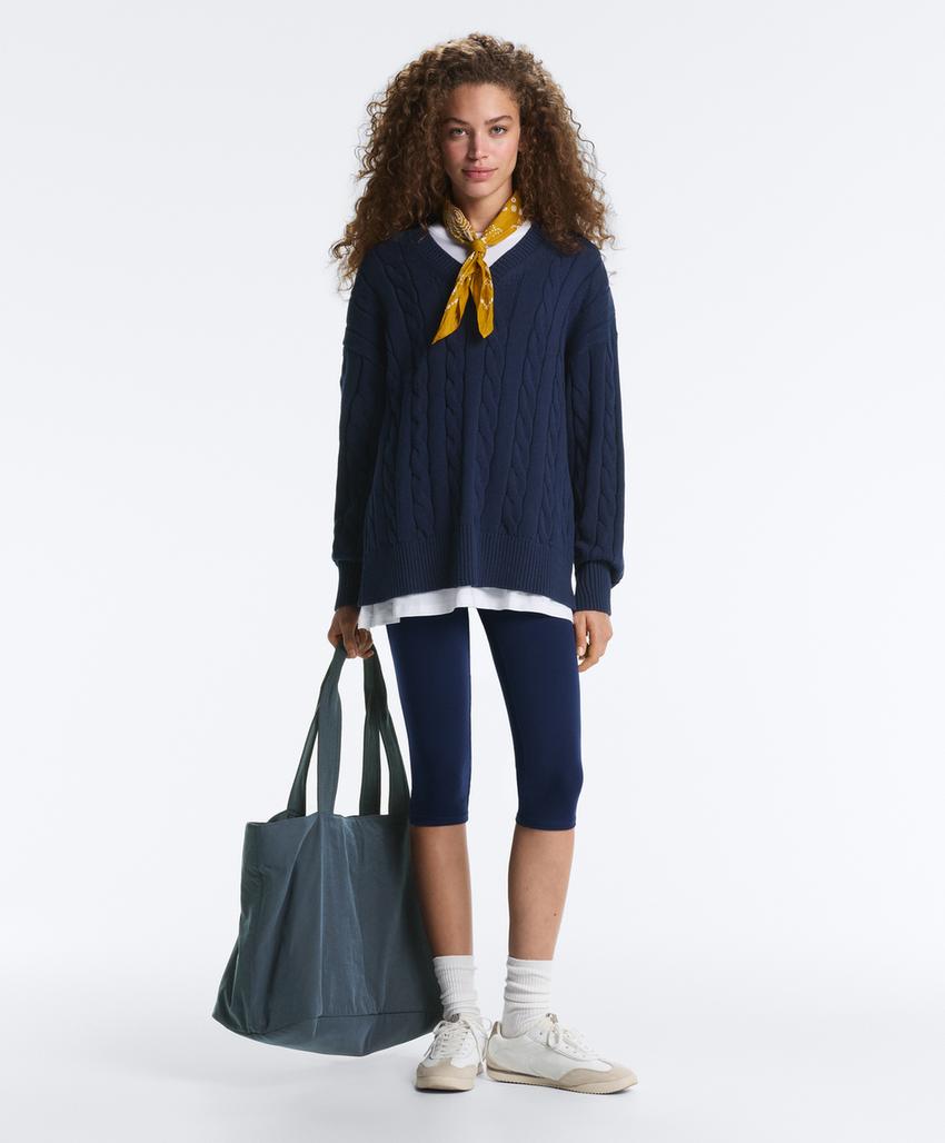 Свитер с V-образным вырезом и узором «косы» из 100% хлопка