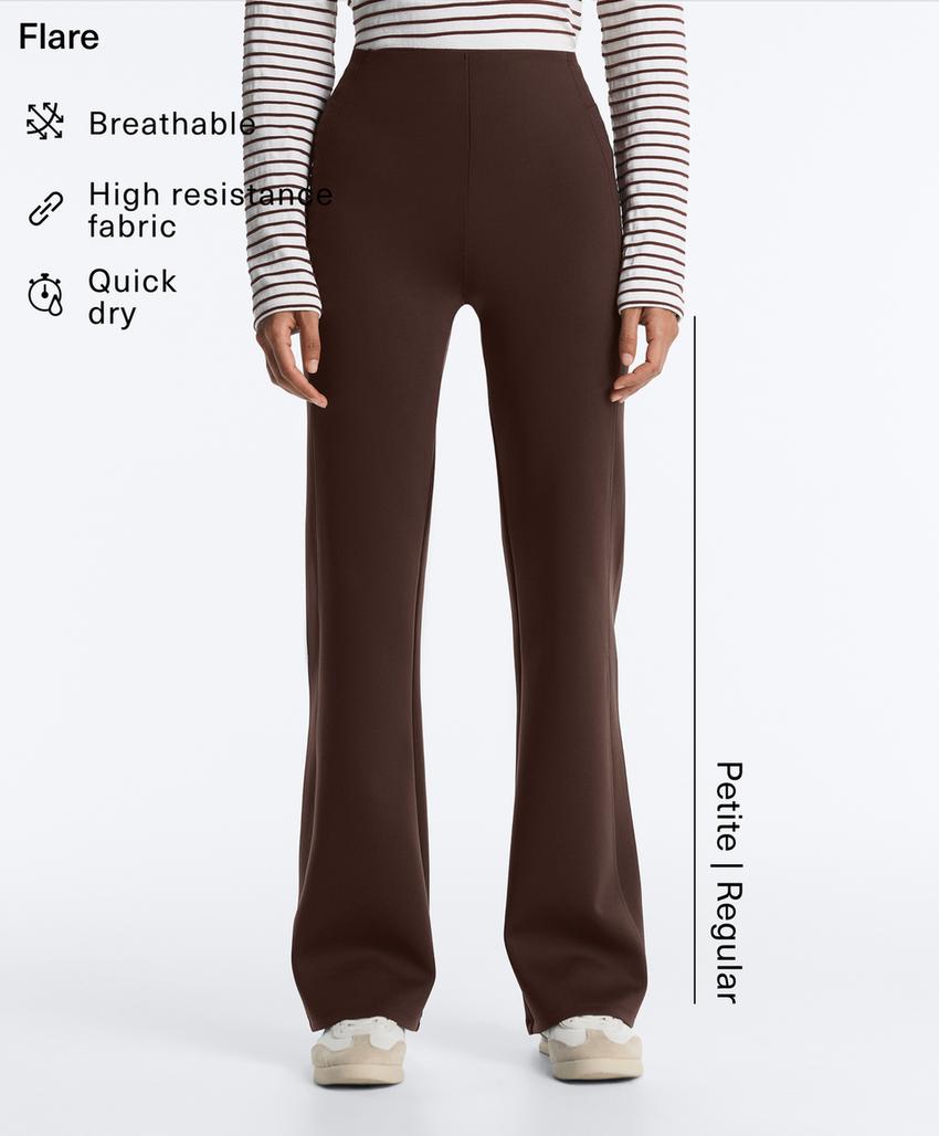 Расклешенные брюки с высокой посадкой и эффектом неопрена