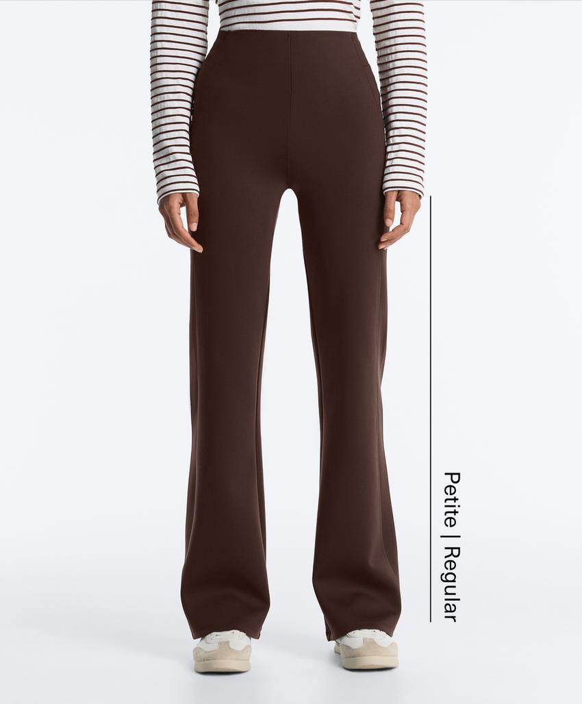 Расклешенные брюки с высокой посадкой и эффектом неопрена