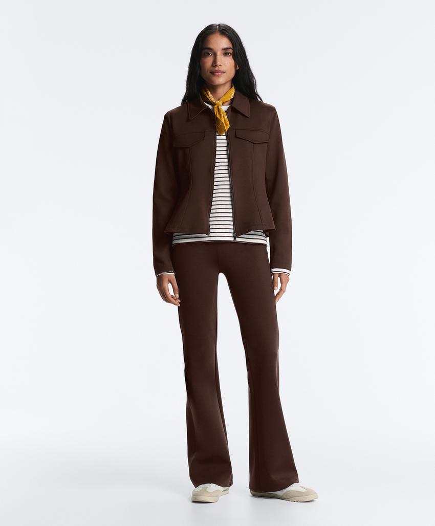 Расклешенные брюки с высокой посадкой и эффектом неопрена